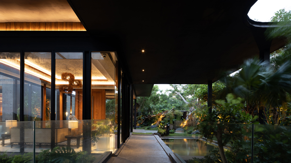 Villa BIE - Serene courtyard at dusk